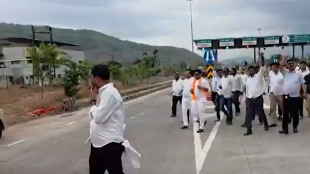 Mahad : मराठीशिवाय बोर्ड चालणार नाही, चांढवे टोलनाक्यावर मनसैनिक आक्रमक
