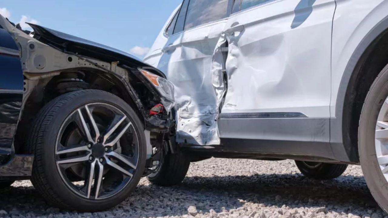 Rear-End Collisions: वाहतूक कोंडीत अपघात झाल्यास नुकसान भरपाई कोण देणार?’ जाणून घ्या काय सांगतो नियम!