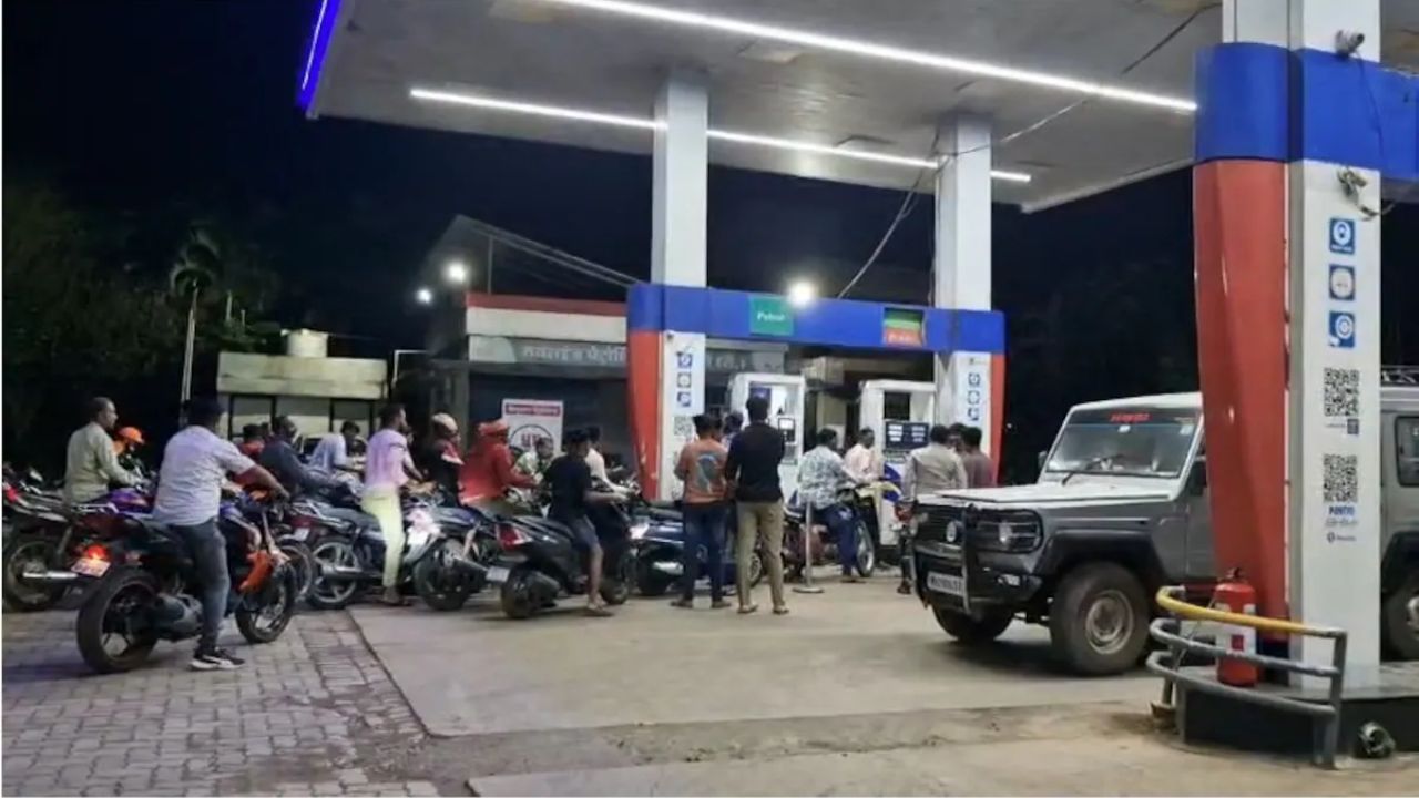 Fuel Shortage Rumors: राज्यात अनेक पेट्रोल पंप बंद; ५ दिवसातल्या दुसऱ्या दरवाढीमुळे पंपांवर ड्रम घेऊन गर्दी