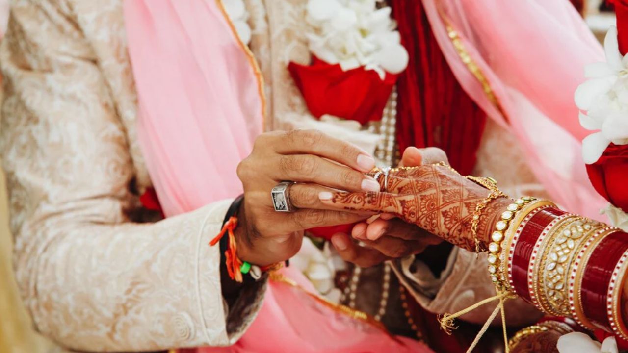 What is Void Marriage: ‘शून्य विवाह’ म्हणजे काय? हिंदू विवाह कायदा १९५५ अंतर्गत कोणत्या अटींचे उल्लंघन केल्यास लग्न ठरते अवैध?