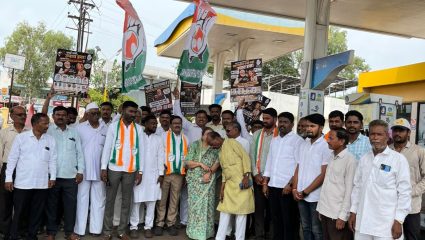 Satara News: चॉकलेट वाटप करत इंधन दरवाढीचा निषेध; युवक काँग्रेसचे पेट्रोल अनोखे आंदोलन