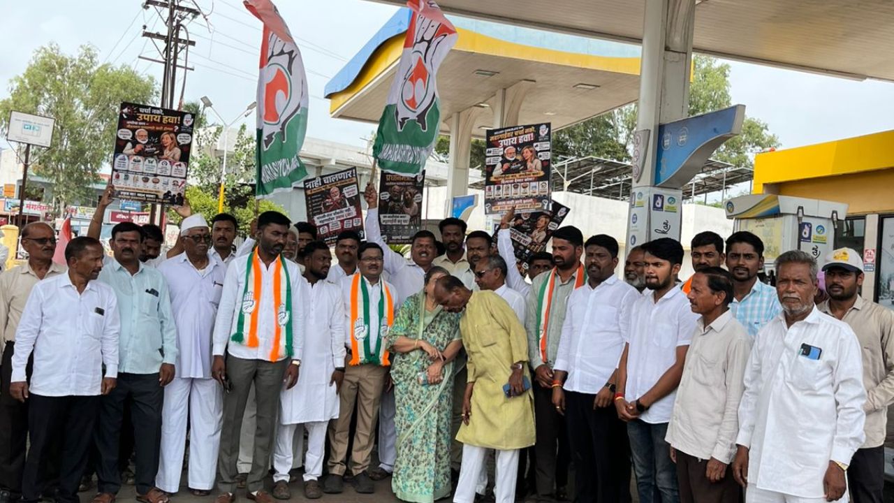 Satara News: चॉकलेट वाटप करत इंधन दरवाढीचा निषेध; युवक काँग्रेसचे पेट्रोल अनोखे आंदोलन