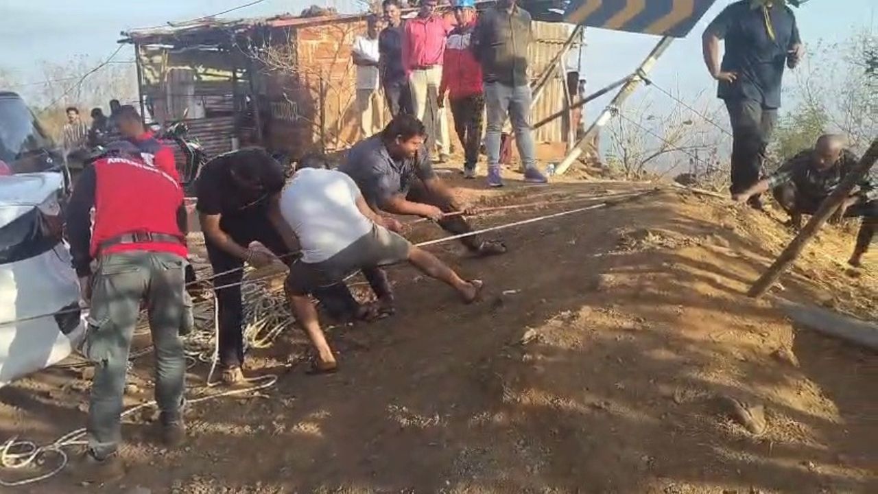 Ambenali Ghat Accident: आंबेनळी घाटात स्कॉर्पिओ ८०० फूट खोल दरीत कोसळली; 8 मित्रांची अकाली एक्झिट