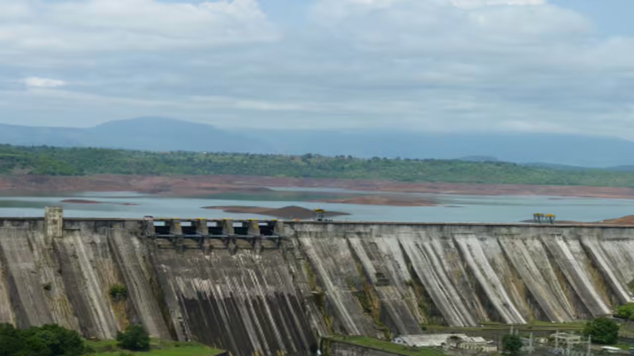 Punegaon Dam: पुणेगाव धरणातून मोठ्या प्रमाणात गाळ काढणार; १३६ हेक्टर जमीन होणार सुपीक