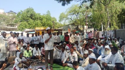 Gokul Sugar factory: रस्त्यावर पेटली चूल, डाळ-भात शिजवून ठिय्या; ऊस बिलासाठी शेतकरी आक्रमक