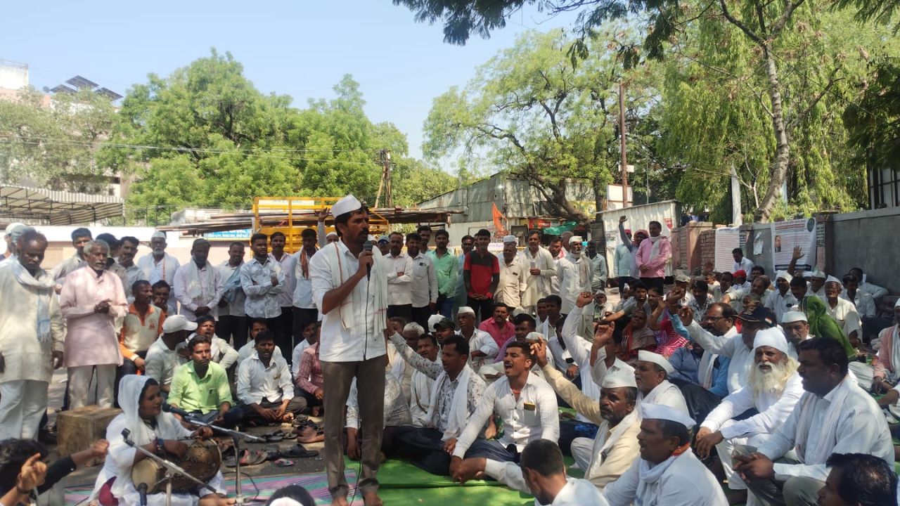 Gokul Sugar factory: रस्त्यावर पेटली चूल, डाळ-भात शिजवून ठिय्या; ऊस बिलासाठी शेतकरी आक्रमक