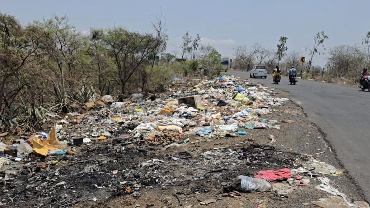 Civic Issues: चाकण-आळंदी रस्त्यावरील वनक्षेत्रात कचऱ्याचे साम्राज्य! वनविभागाच्या दुर्लक्षामुळे पर्यावरणासह वन्यजीव धोक्यात