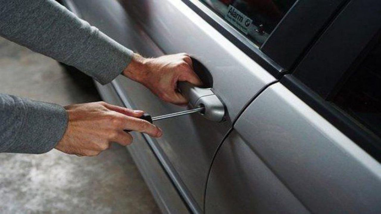 Car Door Lock: हाय-टेक कारचे दरवाजे लॉक झाले तर काय कराल? ऐनवेळी धावून येईल ‘हा’ छुपा सेफ्टी रिलीज लीव्हर