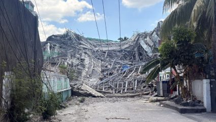 philippines Manila Cyclone: चक्रीवादळामुळे 9 मजली इमारत कोसळली; 30 कामगार ढिगाऱ्याखाली गेले गाडले, बाकीच्यांसाठी शर्थीचे प्रयत्न