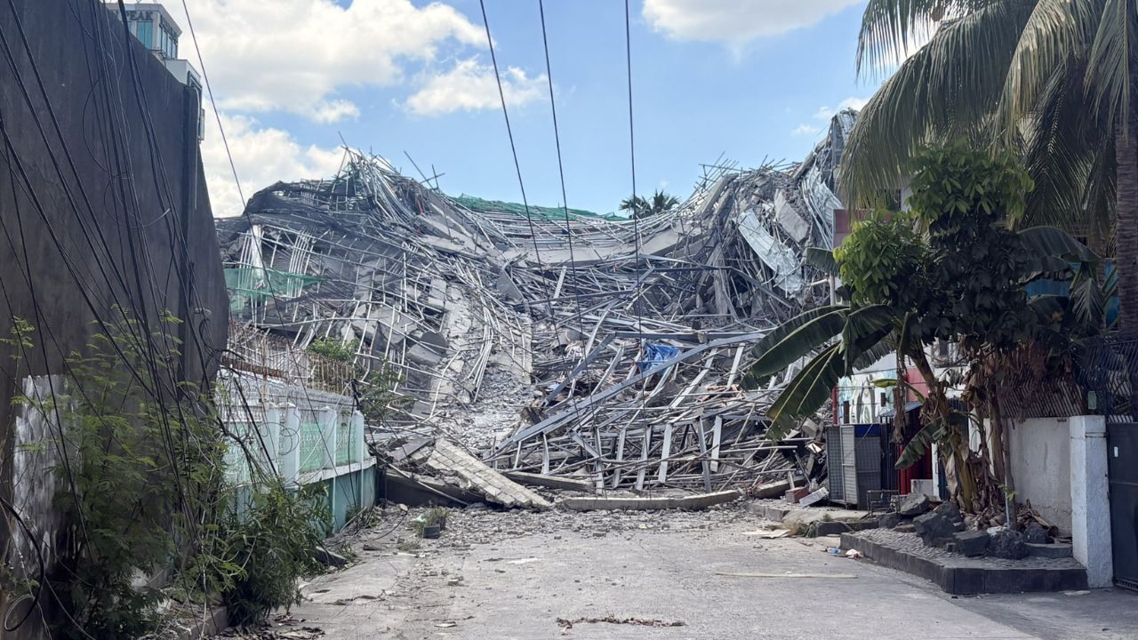 philippines Manila Cyclone: चक्रीवादळामुळे 9 मजली इमारत कोसळली; 30 कामगार ढिगाऱ्याखाली गेले गाडले, बाकीच्यांसाठी शर्थीचे प्रयत्न