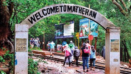 Matheran News: पर्यटकांच्या सोयीसाठी दस्तुरी प्रवेशद्वार मोकळे; अनधिकृत टपऱ्यांवर नगरपरिषदेचा हातोडा
