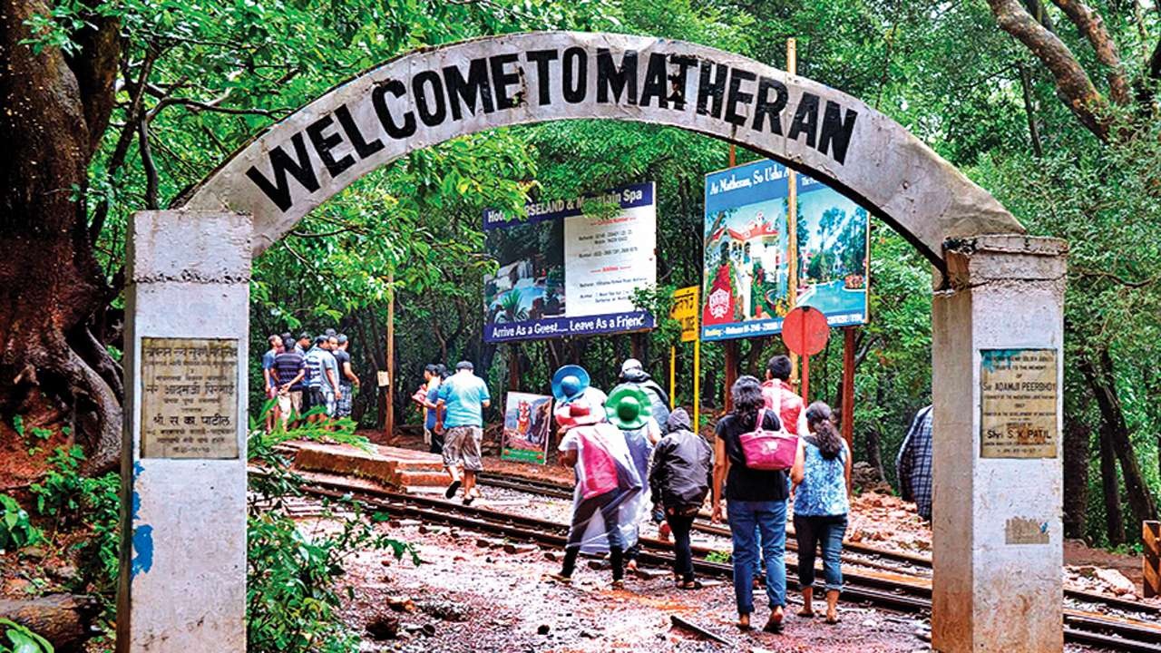 Matheran News: पर्यटकांच्या सोयीसाठी दस्तुरी प्रवेशद्वार मोकळे; अनधिकृत टपऱ्यांवर नगरपरिषदेचा हातोडा