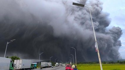 Mayon Volcano: फिलीपिन्सचा सर्वात सक्रिय ज्वालामुखी पुन्हा जागृत; आकाशात राखेचे साम्राज्य अन् हजारो लोकांचे स्थलांतर, VIDEO VIRAL