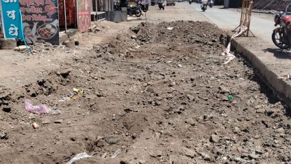 Satara News: “मंत्री साहेब, किती दिवस खड्ड्यात?” खड्डे, धूळ अन् रखडलेले काम, म्हसवडमधील अर्धवट रस्त्यामुळे नागरिक हैराण