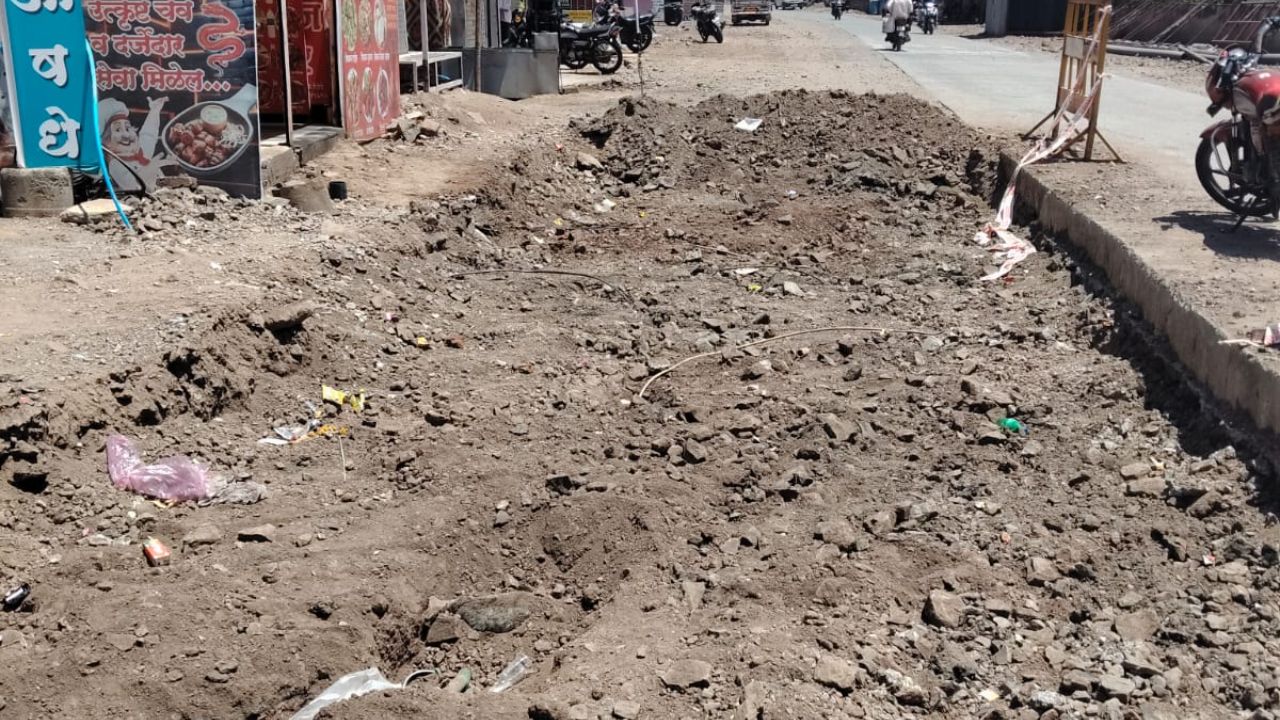 Satara News: “मंत्री साहेब, किती दिवस खड्ड्यात?” खड्डे, धूळ अन् रखडलेले काम, म्हसवडमधील अर्धवट रस्त्यामुळे नागरिक हैराण