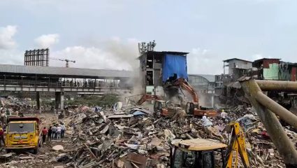 Mumbai Bandra Demolition: वांद्रे गरीबनगर कारवाईला हिंसक वळण; पोलिसांवर दगडफेक, 15 जण अटकेत