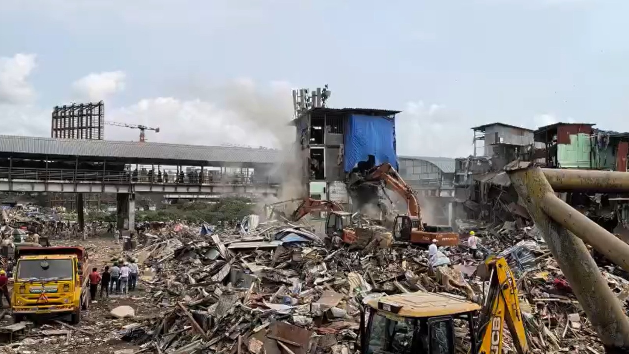 Mumbai Bandra Demolition: वांद्रे गरीबनगर कारवाईला हिंसक वळण; पोलिसांवर दगडफेक, 15 जण अटकेत