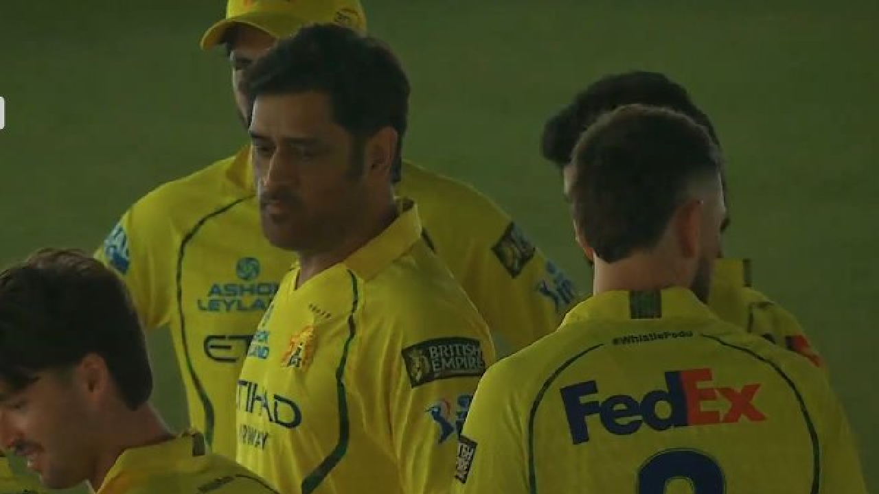 विषण्ण चेपॉक! MS Dhoni मैदानात येताच चाहत्यांच्या काळजाचा ठोका चुकला, पहा Viral Video