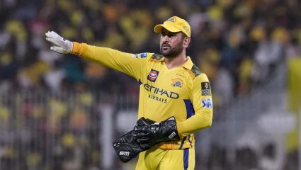 IPL 2026: मैदानात न उतरताही ‘थाला’चाच जलवा; MS Dhoni ने मोडली 18 वर्षांची परंपरा