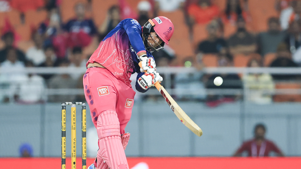 SRH Vs RR Live: नुसता राडा! Vaibhav Suryvanshi ने कमिन्सला फोडला घाम, केवळ 15 बॉलमध्ये…
