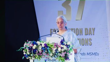 Ahilyanagar News : ‘सॉरी, अहिल्यानगर…’! निर्मला सीतारामन यांनी व्यासपीठावरून मागितली अहिल्यानगरकरांची माफी; नेमकं काय घडलं?