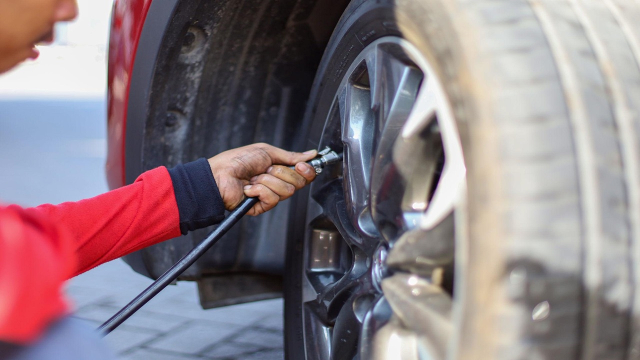 Car Maintenance: कारच्या टायरमध्ये नायट्रोजन भरल्याने खरंच मायलेज वाढतं? समोर आलं खरं कारण, जाणून घ्या ‘थंड’ गॅसचं सत्य