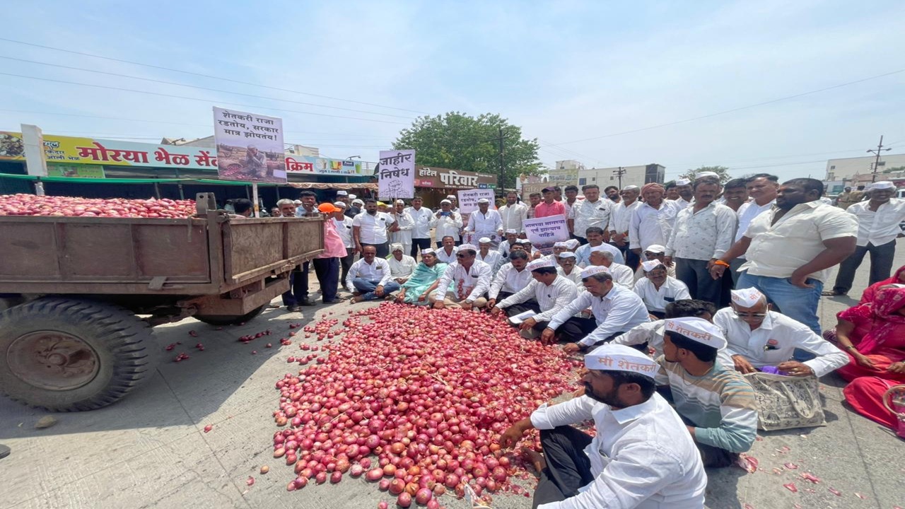 Onion Price : कांदा उत्पादकांचा संताप फुटला! टाकळी ढोकेश्वरमध्ये महामार्गावर कांदा ओतून ‘रस्ता रोको’; अहिल्यानगर जिल्हा पेटणार?