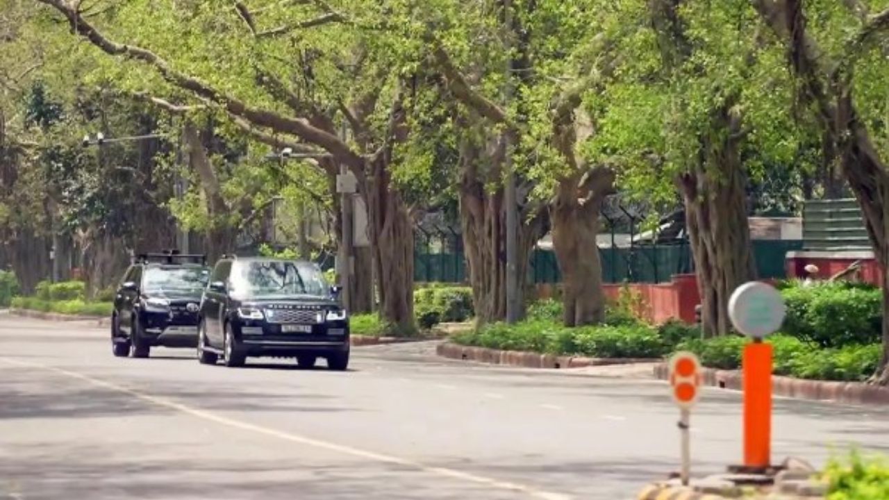 PM Modi Convoy Cars : मोदींच्या ताफ्यात आता फक्त Range Rover आणि Fortuner; कोणती कार दमदार?