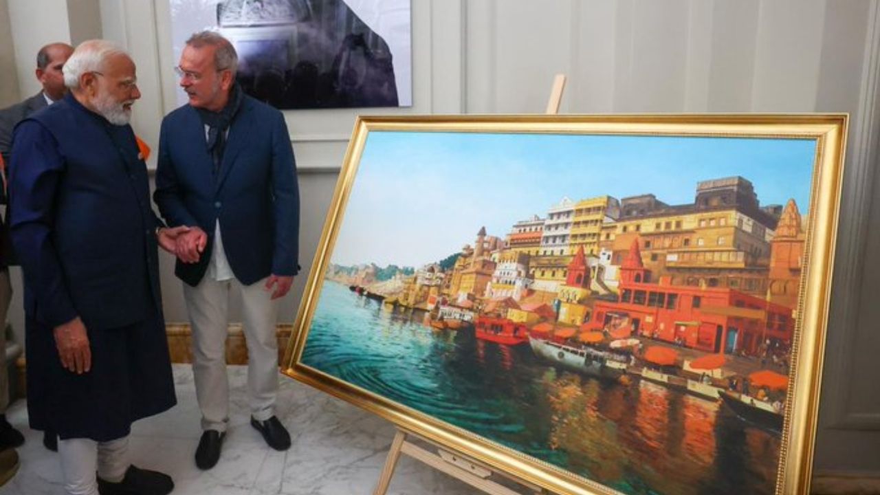 यावेळी इटलीच्या प्रसिद्ध चित्रकार ज्यामपाओलो तोमासेटी यांनी काढलेल्या वाराणसीच्या घाटांचे एक विशेष, सुंदर अशी पेटिंग पंतप्रधान मोदींना भेट म्हणून देण्यात आली. हे चित्र पाहिल्यावर पंतप्रधान मोदींनी सोशल मीडियावर रोममध्ये काशीची झलक असे संबोधले.