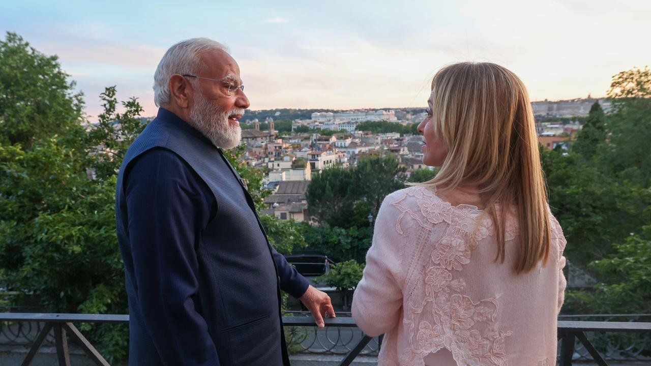 इटलीत पोहोचल्यानंतर दोन्ही नेते डिनरसाठी भेटले. यावेळी दोन्ही नेत्यांमध्ये विविध मुद्द्यांवर चर्चा झाली.