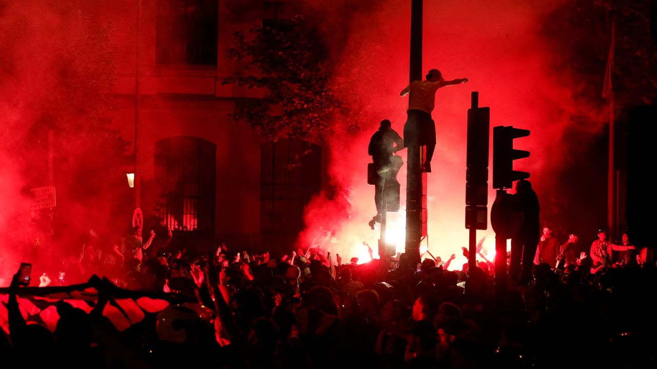 UCL Final 2026: विजयाचा जल्लोष की मस्ती? PSGच्या ऐतिहासिक विजयानंतर पॅरिस शहराला आग; 20,000 चाहत्यांचा राडा, पोलीस ठाण्यावर हल्ला