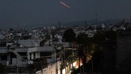 Pakistan : पाकिस्तानची जगावेगळी Technology की दळभद्रीपणा? थेट शाळा, घरांच्या छतांवरून नेऊन ठेवली क्षेपणास्त्र प्रणाली