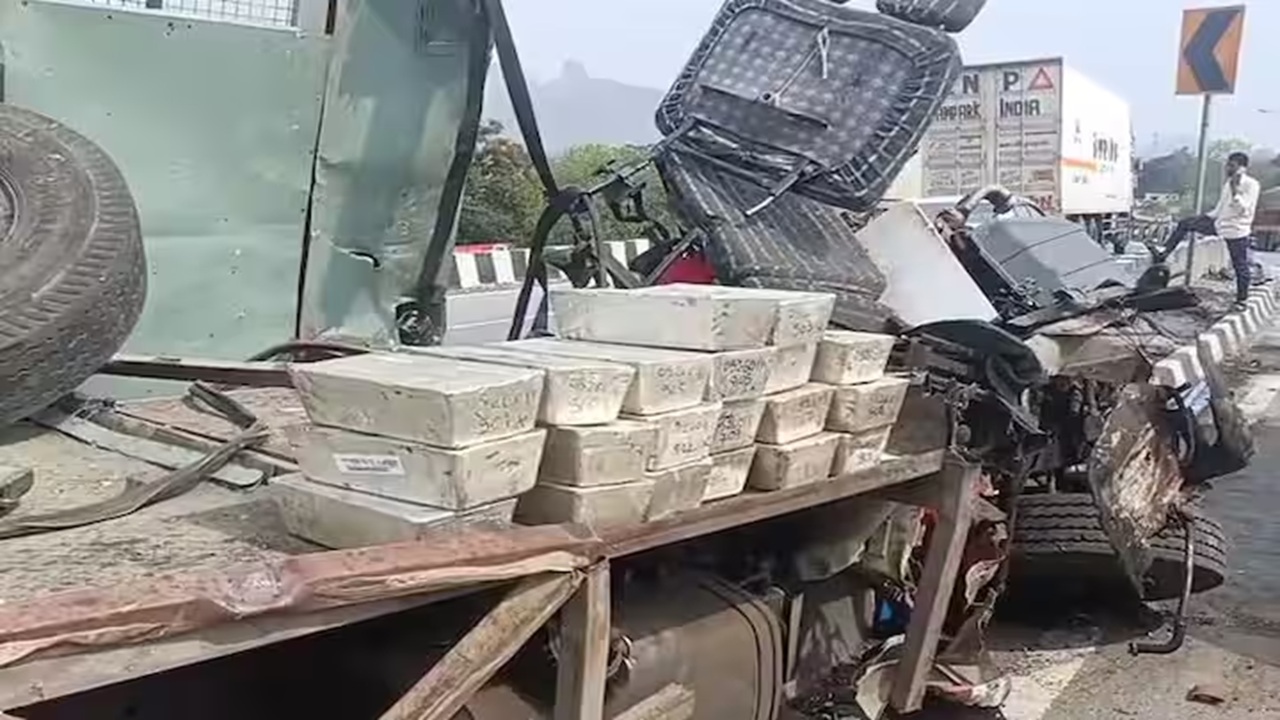 Palghar News: 170000000 रुपयांची चांदी घेऊन जाणाऱ्या व्हॅनचा भीषण अपघात; दोघांचा मृत्यू, पालघरमधील चारोटी उड्डाणपुलावरील घटना