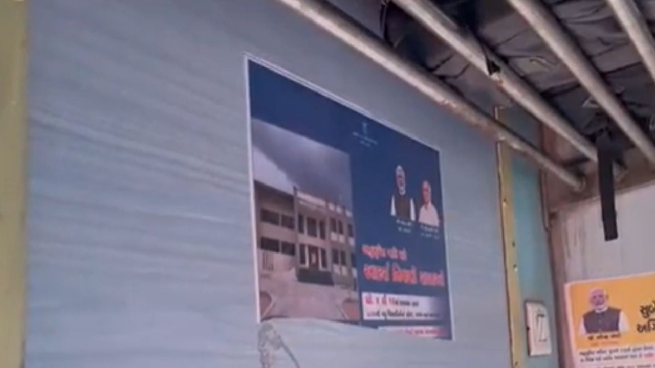 Palghar News :  डहाणू-दिवा लोकलमध्ये गुजराती भाषेत जाहिराती, मराठी भाषिक प्रवाशांमध्ये नाराजी