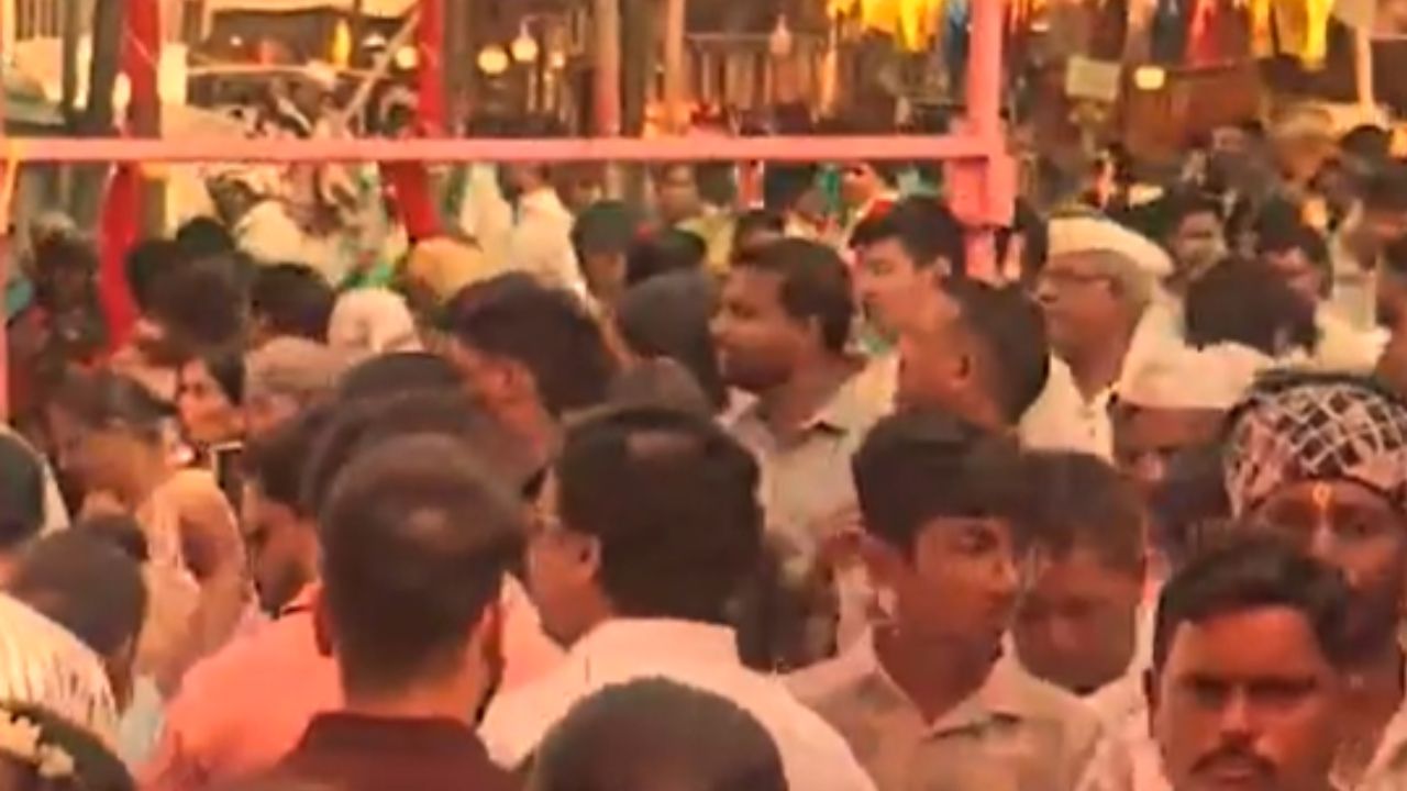 Pandharpur : विठ्ठलाच्या दारात भाविकांची लूट? मंदिर समितीची मोठी कारवाई