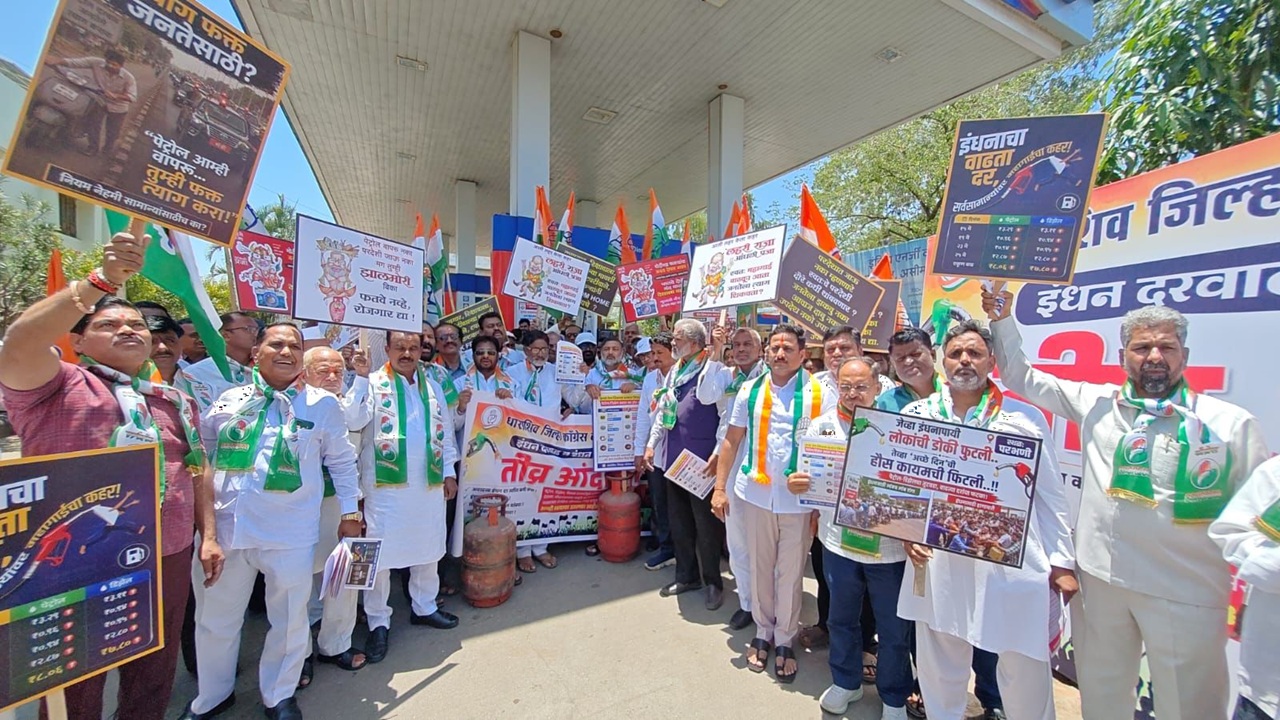 Petrol Price Hike : ‘सामान्य जनतेची लूट बंद करा’; इंधन व गॅस दरवाढीविरोधात काँग्रेसचा एल्गार, केंद्र सरकारविरोधात घोषणाबाजी