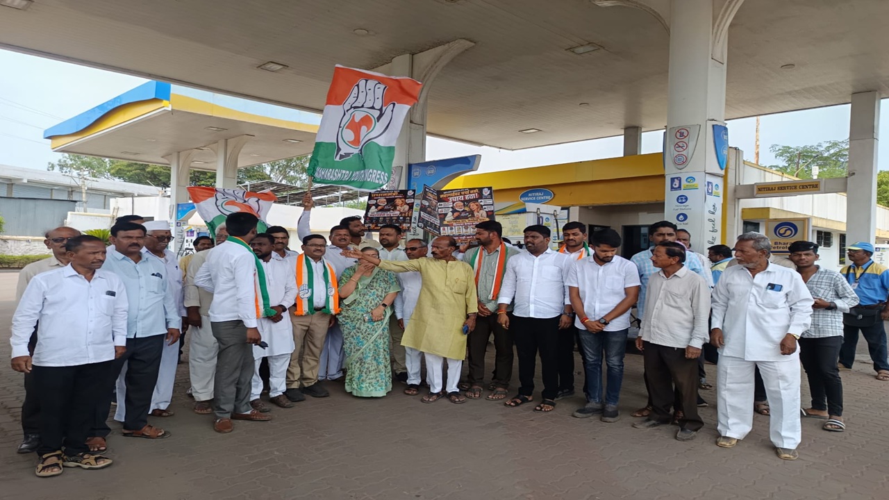 ‘महागाई करणारे सरकार हाय हाय’; काँग्रेसचा मोदी सरकारविरोधात हल्लाबोल, माजी मुख्यमंत्र्यांच्या पत्नीचे मेलोडी चॉकलेट वाटप