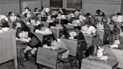 Power Nap in Schools :चक्क शाळेत झोपायला परवानगी? पाहा कोणत्या देशामध्ये आहे हा अजब नियम!