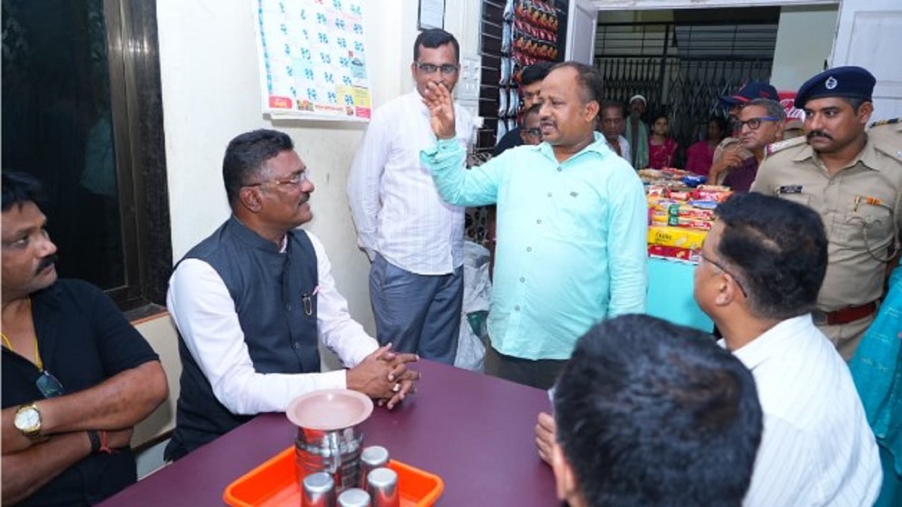 परिवहनमंत्र्यांची संगमेश्वर बसस्थानकाला अचानक भेट; प्रवाशांसोबत वडापावचा घेतला आस्वाद