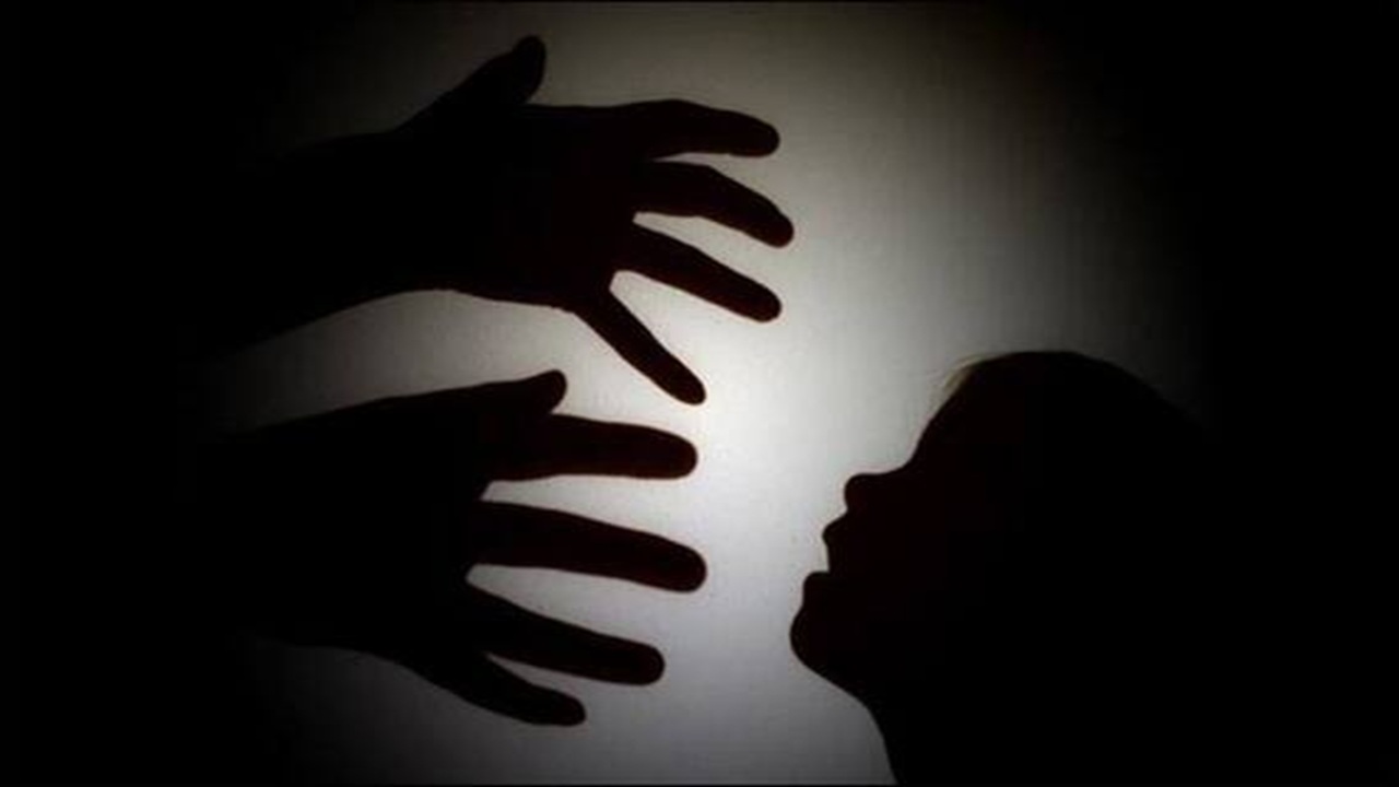 Pune Crime : भयावह कृत्य! 65 वर्षीय नराधमाकडून 4 वर्षीय चिमुकलीवर बलात्कार, नंतर दगडाने ठेचून मृतदेह शेणाच्या…
