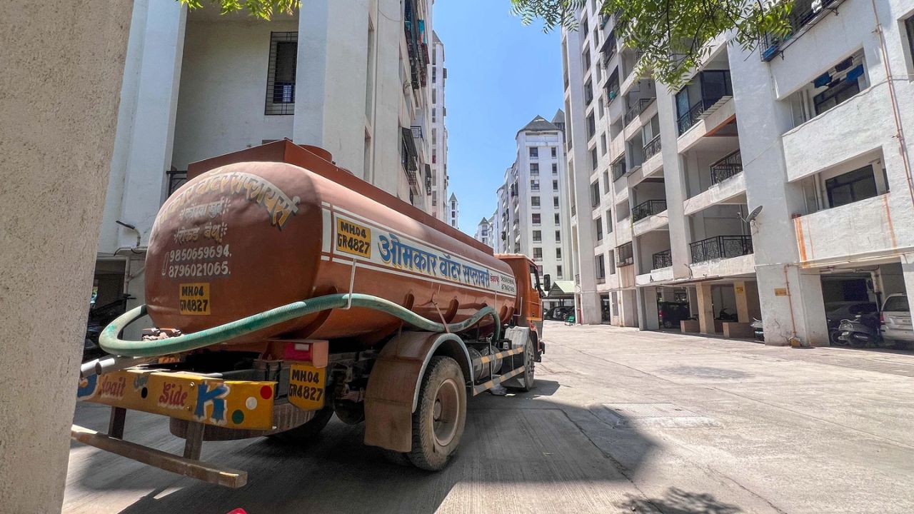 Pune Water Crisis : उन्हाच्या तडाख्यात पुण्यात पाणी टंचाई; अनेक गावे, वस्त्या टँकरच्या भरोशावर, ‘या’ गावाला सर्वाधिक झळ
