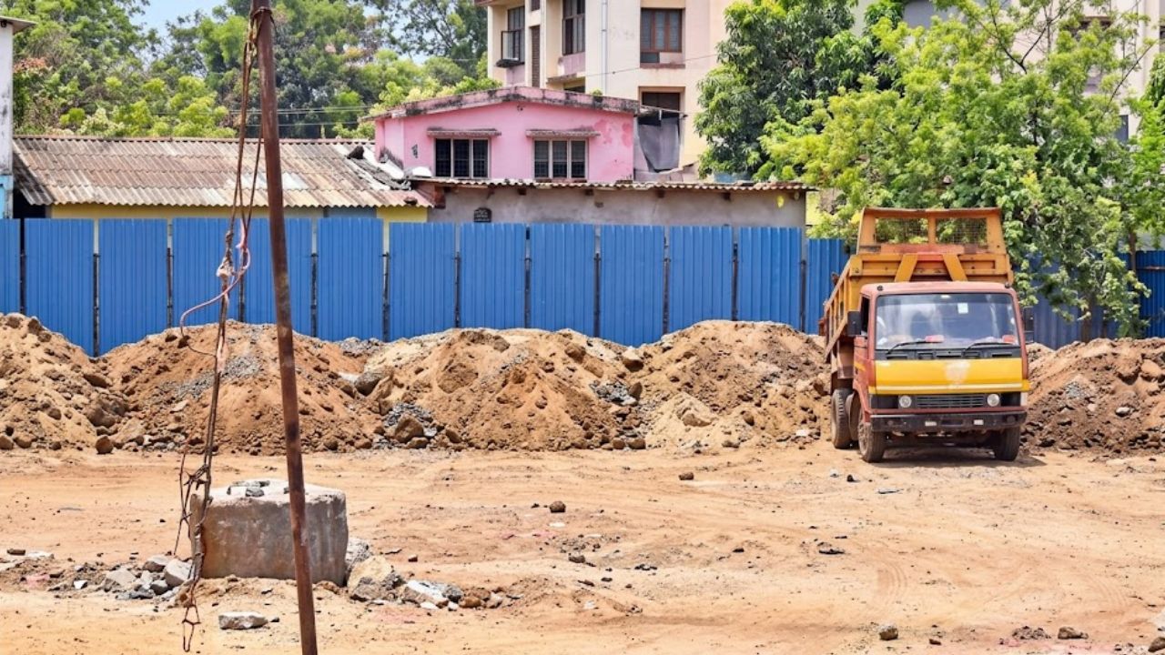 Raigad News: पहिल्याच पावसात घरे जलमय होण्याची भीती! नेरळमध्ये बिल्डरविरोधात ग्रामस्थ आक्रमक
