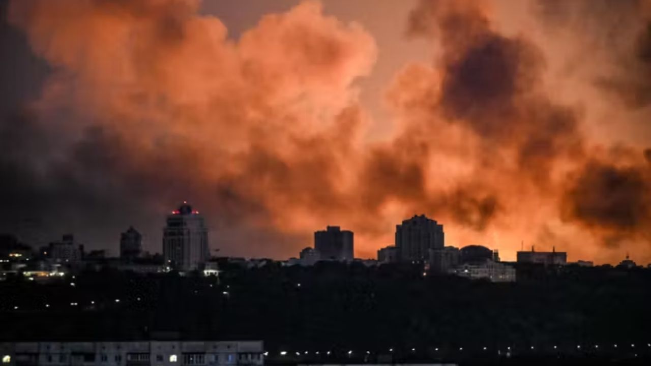 Russia Airstrike Kyiv : रशियन मिसाईल अन् ड्रोन हल्ल्यांनी हादरलं युक्रेन ; कीव्हमध्ये हाहा:कार