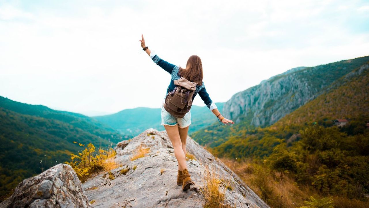 Solo Travel Tips: एकट्याने फिरताना सुरक्षित राहायचंय? तुमच्या ट्रॅव्हल बॅगमध्ये असलेच पाहिजेत ‘हे’ स्मार्ट सेफ्टी गॅजेट्स