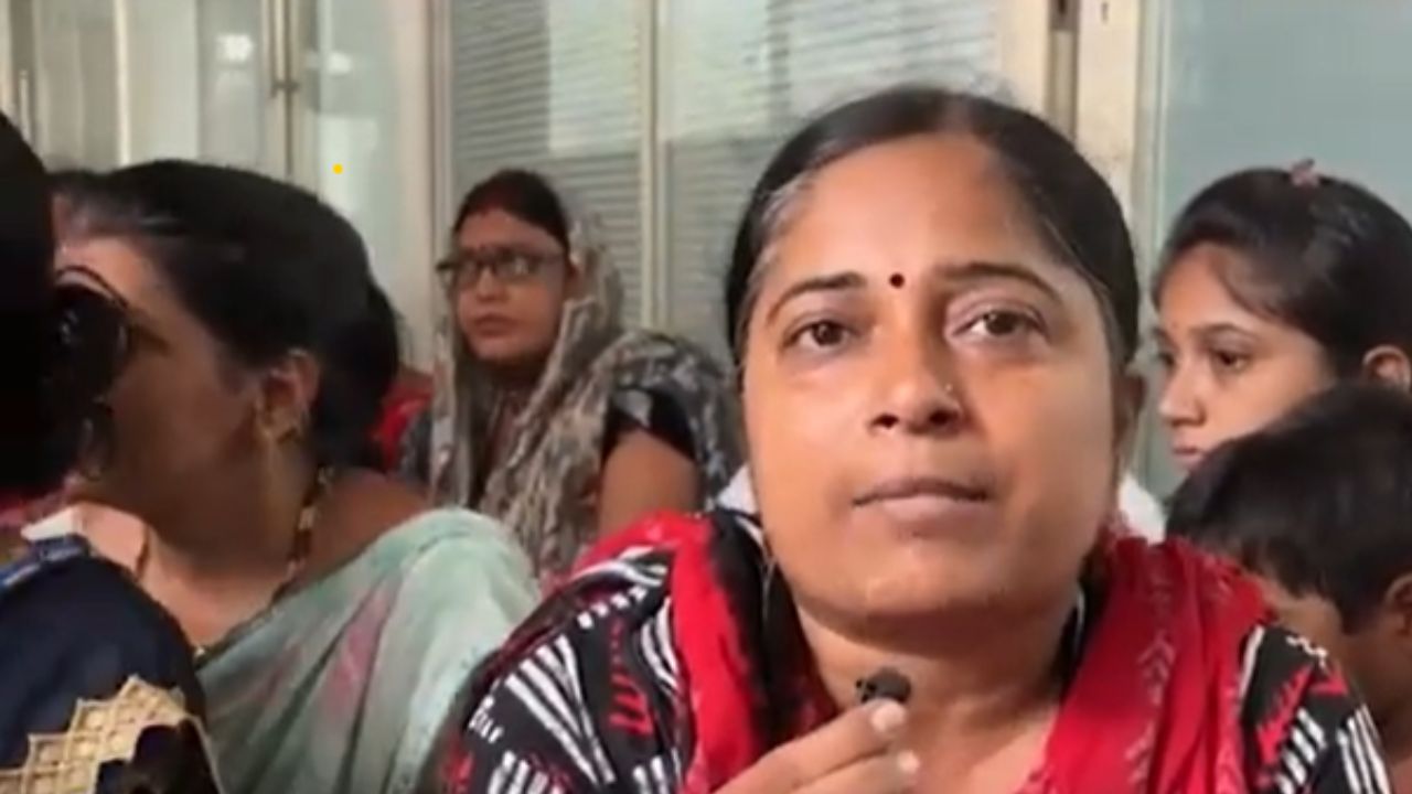 Sambhajinagar : वाळूज मधील संतप्त महिलांचा MIDC कार्यालयात ठिय्या, पाण्यासाठी वणवण