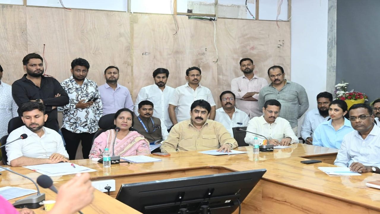 Mumbai Pollution : विषारी वायूमुळे नागरिक त्रस्त; देवनार डम्पिंगवरून पालिका अधिकाऱ्यांची कानउघाडणी