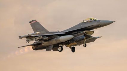 Middle East Conflict : मध्यपूर्वेत पुन्हा युद्धाचे चाहूल! सौदी-कुवेतने अमेरिकेसाठी हवाई क्षेत्रावरील बंदी उठवली, इराणवर हल्ले अटळ?