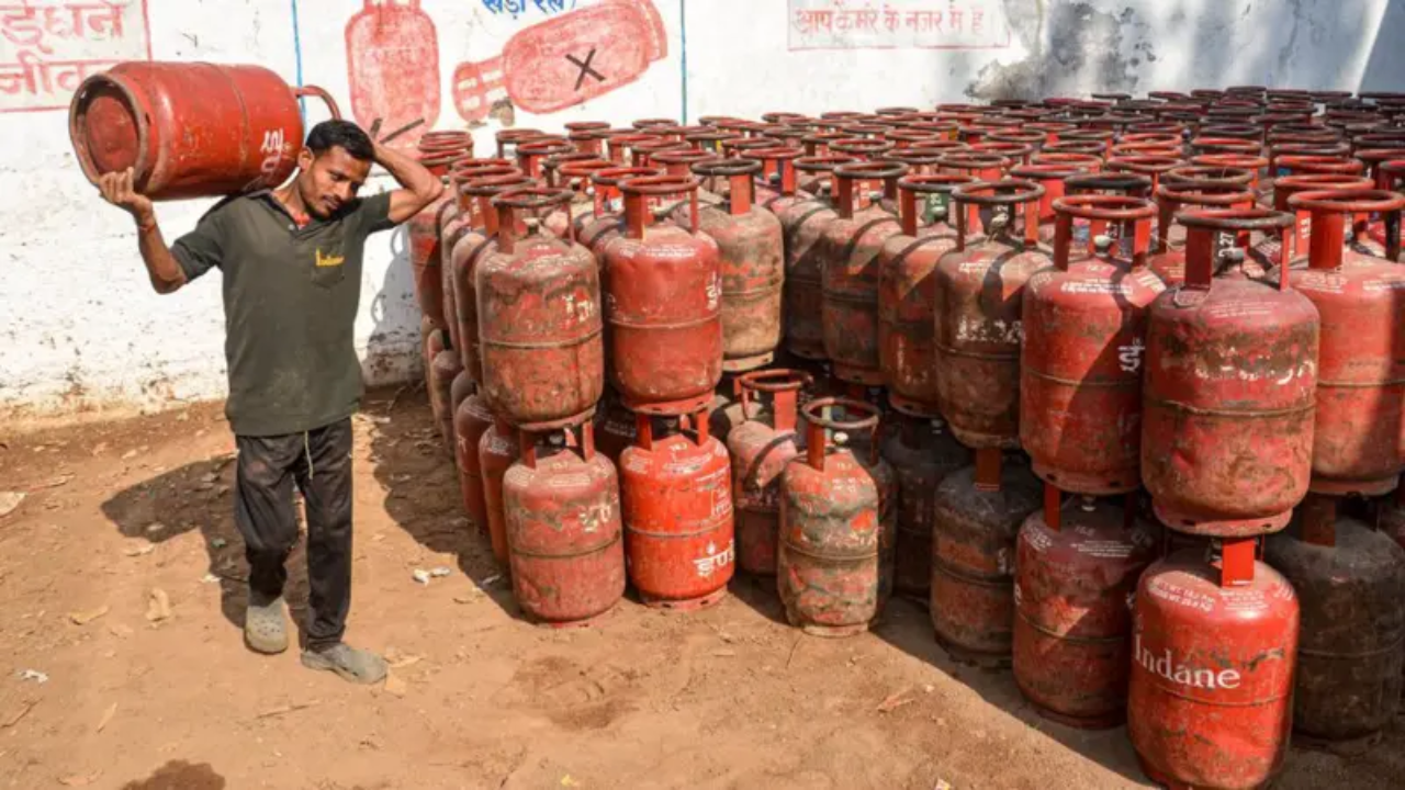 Gas चा भडका! कमर्शियलनंतर आता घरगुती Cylinder च्या दरात मोठी वाढ होणार? जाणून घ्या किती बसणार फटका