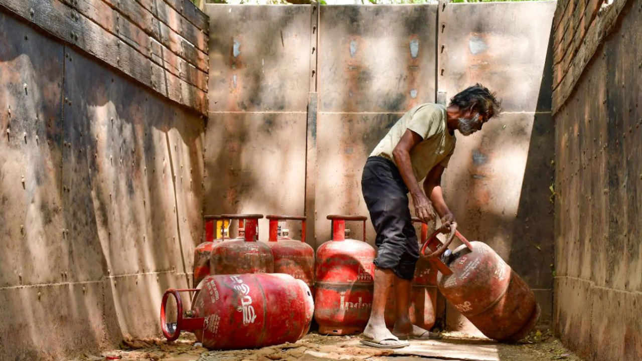 LPG 5kg Price: गॅस दरवाढीने सर्वसामान्यांचं  मोडलं कंबरडं! 5 किलोच्या Cylinder च्या किमतीत मोठी वाढ…