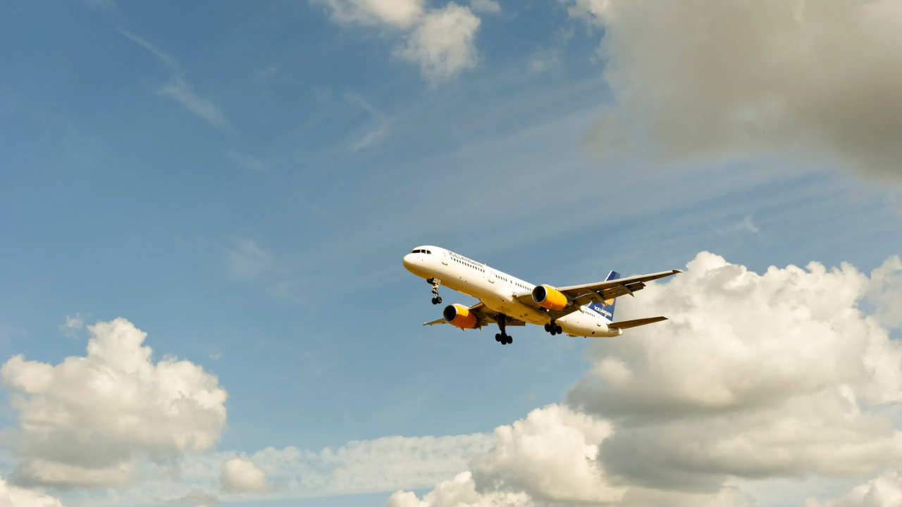 Airline कंपनी बंद पडण्याच्या उंबरठ्यावर; आपले सर्व फ्लाइट्स केले रद्द, जाणून घ्या तुमच्या Booking-Refund चं काय होणार ?